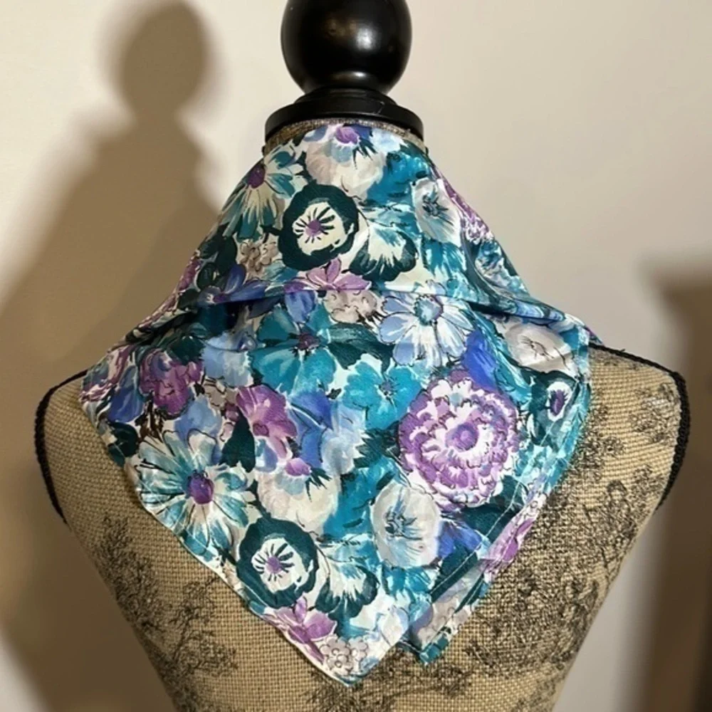 Handcrafted vintage floral blue/purple lightweight polyester scarf 22x21”